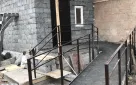 Вход в многоквартирный дом переоборудовали по просьбе инвалида